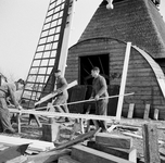 350177 Afbeelding van enkele bouwvakkers, bezig met het houtwerk ten behoeve van de restauratie van de Kockengense ...